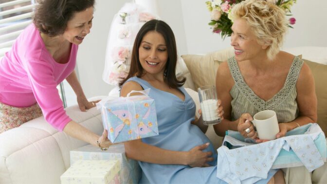 Cadeau pour femme enceinte : 19 idées belles et drôles