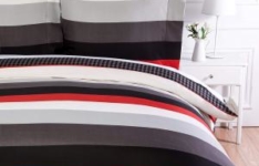 parure de lit - AmazonBasics – Parure de lit avec rayures rouges simples