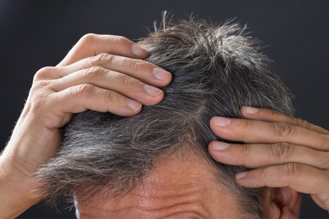 Teinture des cheveux chez les hommes seniors : pour ou contre ?