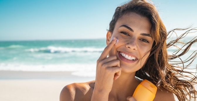 Les meilleures crèmes solaires pour peau acnéique