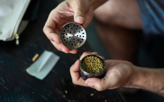 Comment bien choisir un grinder à cannabis ? - Blog Sixty8