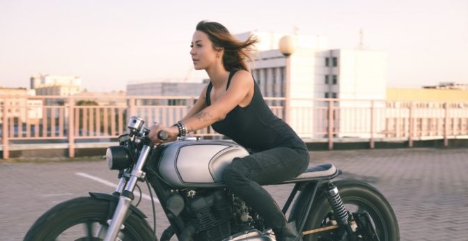 Le permis moto femme