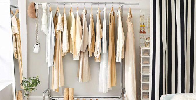 Portant à vêtements : 26 idées déco pour vos habits  Mobilier de  décoration, Portant vetement bois, Mobilier design