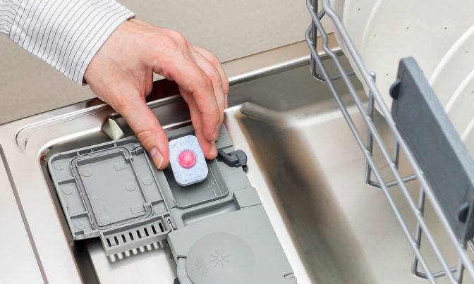 6 façons alternatives d'utiliser les tablettes pour lave-vaisselle pour  nettoyer la maison