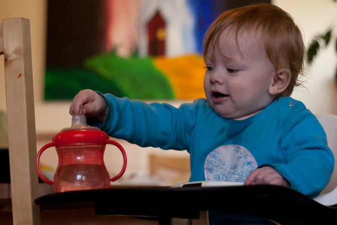 Votre bébé peut déjà apprendre à boire avec une tasse
