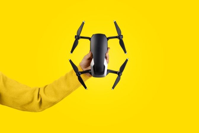 drone pour débutant sur fond jaune