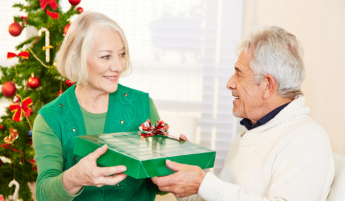 44 idées de cadeaux de Noël pour des retraités