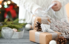 30 idées de cadeaux de Noël pour une marraine