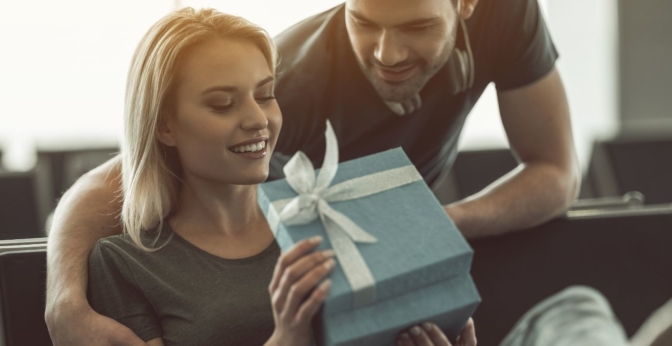 90 idées de cadeaux de Noël pour femme de 25 ans