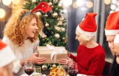 92 idées de cadeaux de Noël pour femme de 70 ans