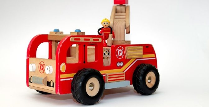 13 cm avec Boîtier Sonore 0-36 mois Sterntaler Jouet Fonctionnel Camion de Pompier Rouge version allemande 