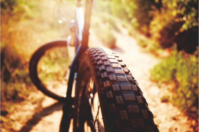 pneu de gravel avec vélo de montagne