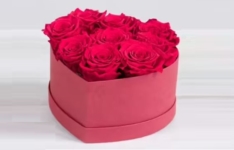  - Roses éternelles rouges dans une boîte en cœur