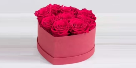  - Roses éternelles rouges dans une boîte en cœur