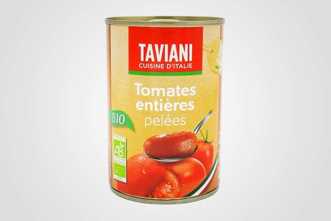La sauce tomate avec tomates entières pelées au jus