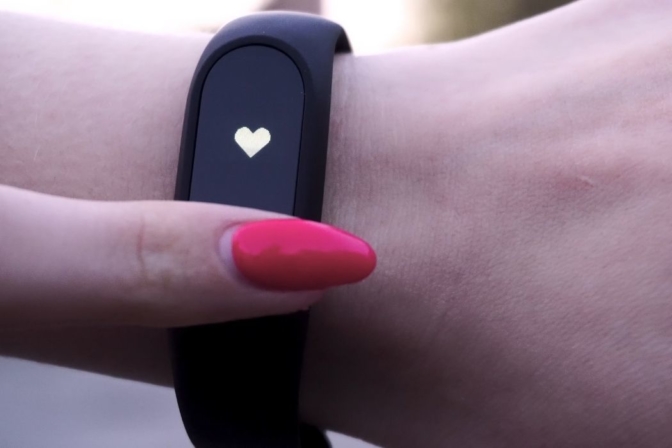 Le bracelet connecté pour femme avec capteur de rythme cardiaque