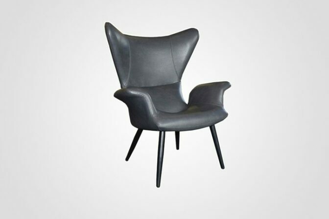 Chaise noire robuste confortable