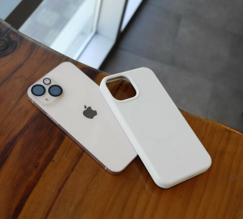 iPhone 13 blanche et coque iPhone 13 blanche sur une table
