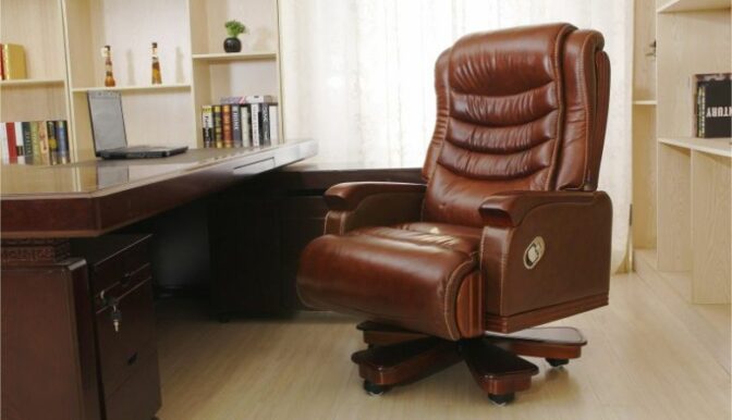 La chaise de bureau en bois mobile ou à roulettes