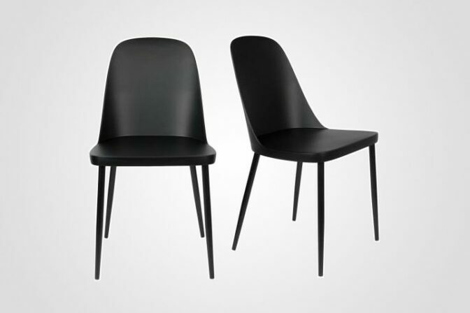 Chaise noire design robuste