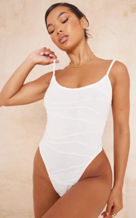 body blanc - PrettyLittle Thing – Body texturé à bretelles