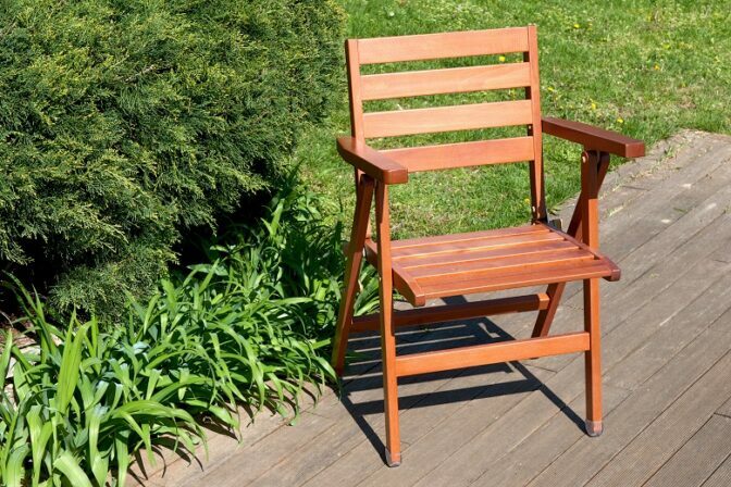 La chaise en bois d’extérieur