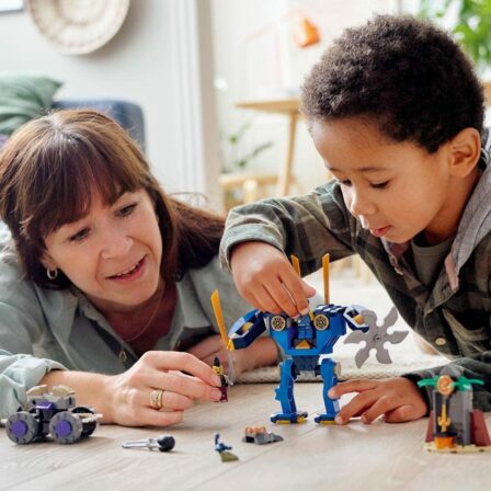 parent assistant un enfant en train de jouer avec des jouets Lego Ninjago