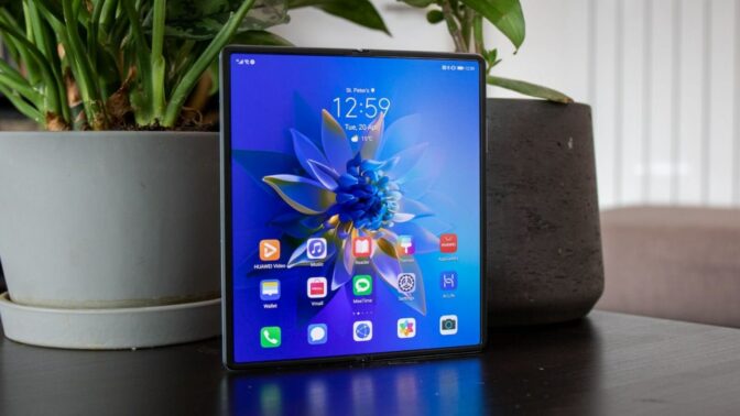 Le nouveau smartphone pliable Huawei Mate X3 défie ses concurrents avec son poids plume