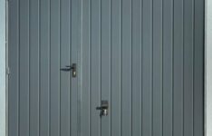 Axone Spadone – Porte de garage basculante avec portillon