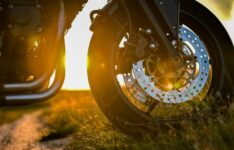 Les meilleurs pneus moto pour roadster