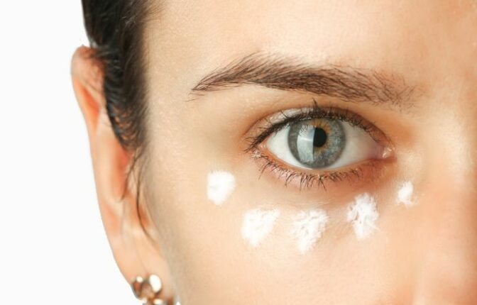 Comment choisir : crème anti-poches pour les yeux efficace