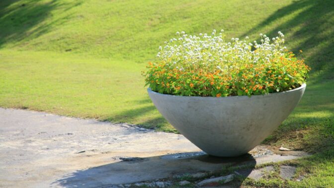 Les grands pots de fleur extérieurs en pierre